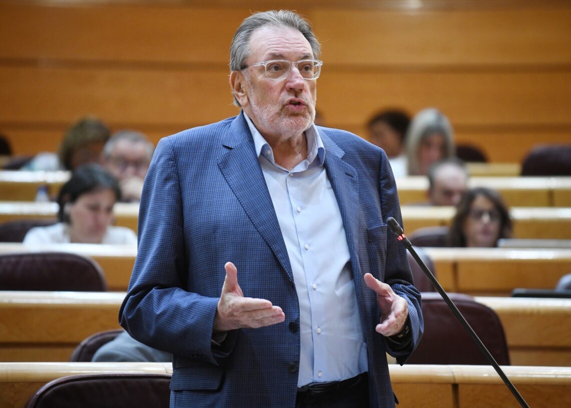 El portavoz de Junts en el Senado, Josep Lluís Cleries, interviene durante la sesión plenaria del pasado 17 de julio | FERNANDO SÁNCHEZ (EUROPA PRESS)