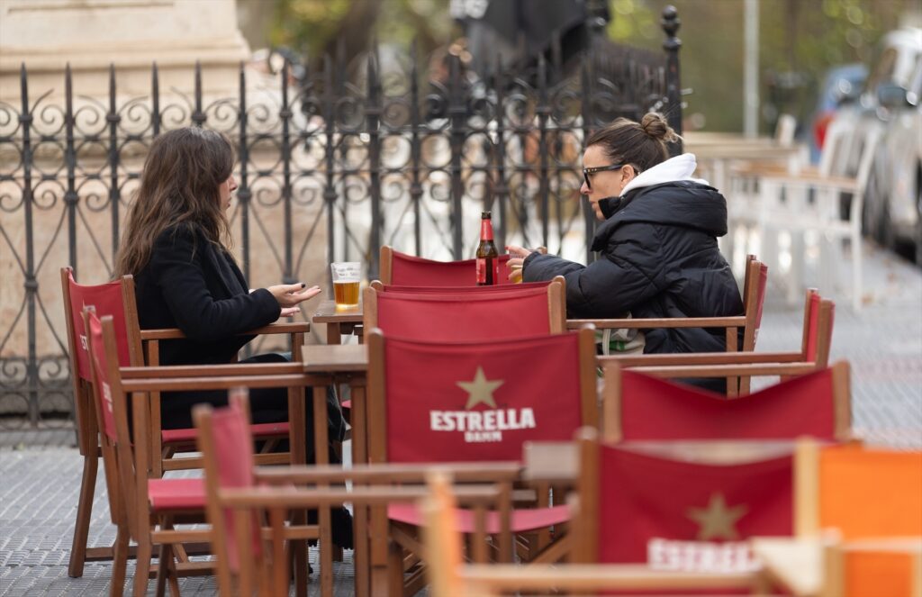 Imagen de archivo de dos mujeres en la terraza de un bar | EDUARDO PARRA (EUROPA PRESS).