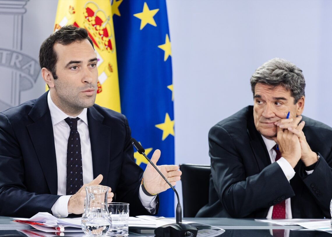 El ministro de Economía, Comercio y Empresa, Carlos Cuerpo (i) y el ministro para la Transformación Digital y de la Función Pública, José Luis Escrivá (d), durante una rueda de prensa posterior a la reunión del Consejo de Ministros, a 14 de mayo de 2024, en Madrid | Carlos Luján / Europa Press
(Foto de ARCHIVO)