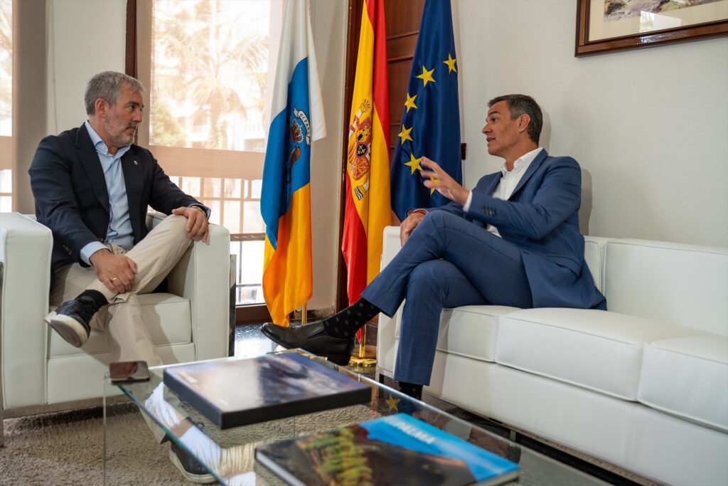 El presidente del Gobierno, Pedro Sánchez, y el presidente de Canarias, Fernando Clavijo, se reúnen para abordar la crisis migratoria del archipiélago | EUROPAPRESS CANARIAS.