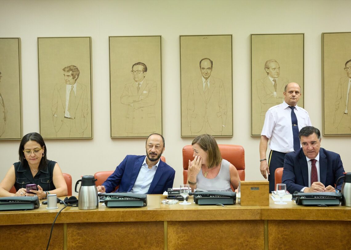 (I-D) La vicepresidenta tercera de la Mesa del Congreso, Esther Gil de Reboleño; el vicepresidente del Congreso, Alfonso Rodríguez Gómez de Celis; la presidenta del Congreso, Francina Armengol, y el vicepresidente segundo de la Mesa, José Antonio Bermúdez, durante la Diputación Permanente en el Congreso de los Diputados, a 27 de agosto de 2024, en Madrid (España).