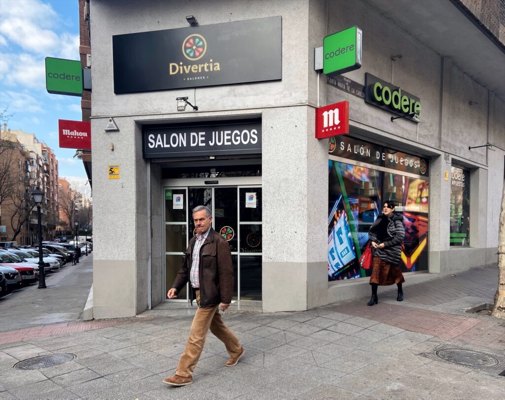 Imagen de archivo de dos personas pasando junto a un salón de juegos de Madrid | EDUARDO PARRA (EUROPA PRESS).