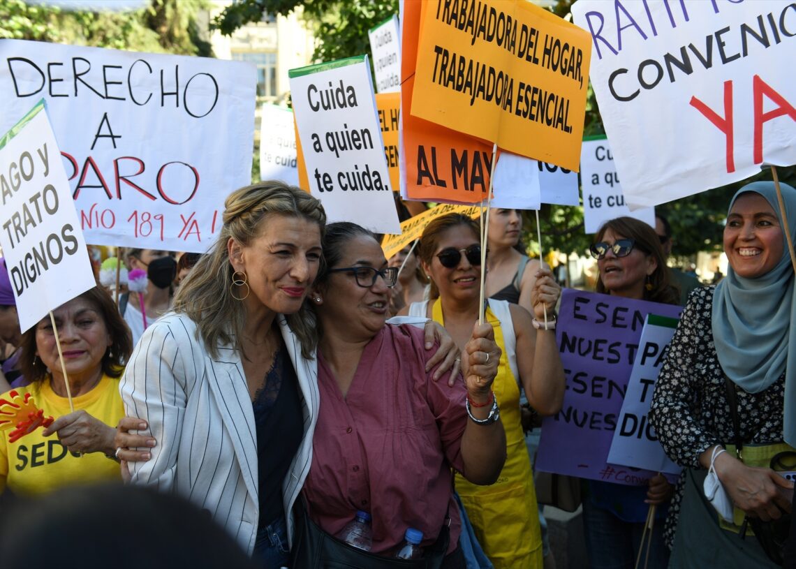 La vicepresidenta segunda y ministra de Trabajo y Economía Social, Yolanda Díaz con las empleadas domésticas durante una concentración de la Asamblea Feminista para celebrar la aprobación del convenio que vela por los derechos de los empleados domésticos, en la Plaza de las Cortes frente al Congreso de los Diputados. 
Fernando Sánchez / Europa Press