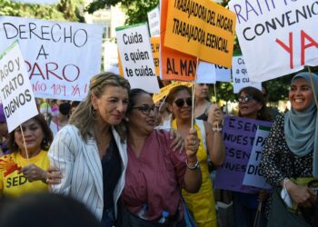 La vicepresidenta segunda y ministra de Trabajo y Economía Social, Yolanda Díaz con las empleadas domésticas durante una concentración de la Asamblea Feminista para celebrar la aprobación del convenio que vela por los derechos de los empleados domésticos, en la Plaza de las Cortes frente al Congreso de los Diputados. 
Fernando Sánchez / Europa Press