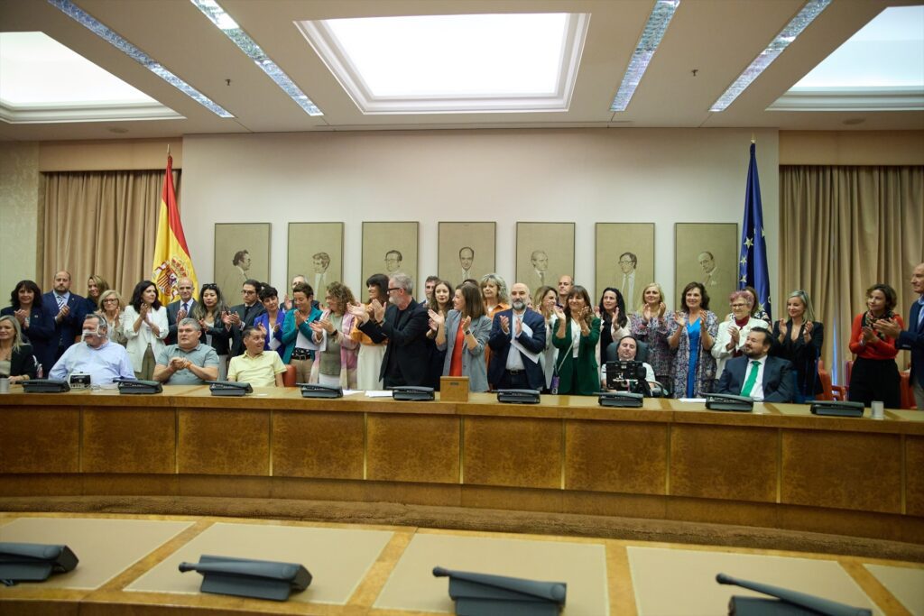 Personas con ELA celebran la firma del acuerdo para la Proposición de Ley ELA en el Congreso de los Diputados | JESÚS HELLÍN (EUROPA PRESS).