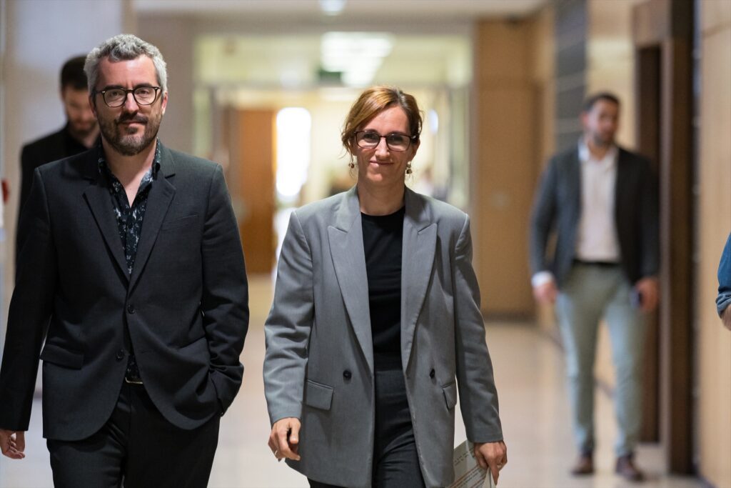 Imagen de archivo de la ministra de Sanidad, Mónica García, y el secretario de Estado de Sanidad, Javier Padilla, a su llegada a una rueda de prensa tras el pleno del Consejo Interterritorial del Sistema Nacional de Salud (CISNS) | DIEGO RADAMÉS (EUROPA PRESS).