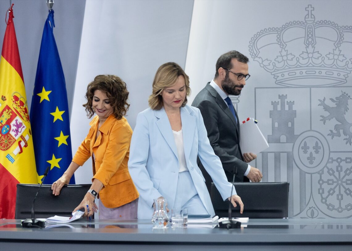 (I-D) La vicepresidenta de Hacienda, María Jesús Montero; la ministra Portavoz, de Educación, Formación Profesional y Deporte, Pilar Alegría y el ministro de Economía, Comercio y Empresa, Carlos Cuerpo, llegan a una rueda de prensa posterior al Consejo de Ministros, en el Palacio de la Moncloa, a 16 de julio de 2024, en Madrid | Eduardo Parra / Europa Press
