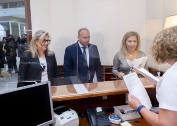El portavoz del PP en el Congreso, Miguel Tellado, llega a registrar la ley de conciliación, en el Congreso de los Diputados | ALBERTO ORTEGA (EUROPA PRESS).