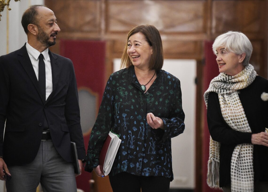 (I-D) El vicepresidente primero de la Mesa del Congreso, Alfonso Rodríguez Gómez de Celis; la presidenta del Congreso, Francina Armengol y la secretaria segunda de la Mesa del Congreso, Isaura Leal, a su llegada a una reunión de la Mesa, en el Congreso de los Diputados, a 8 de octubre de 2024, en Madrid (España).

Fernando Sánchez / Europa Press
08 OCTUBRE 2024;MESA;CONGRESO;DIPUTADOS
08/10/2024