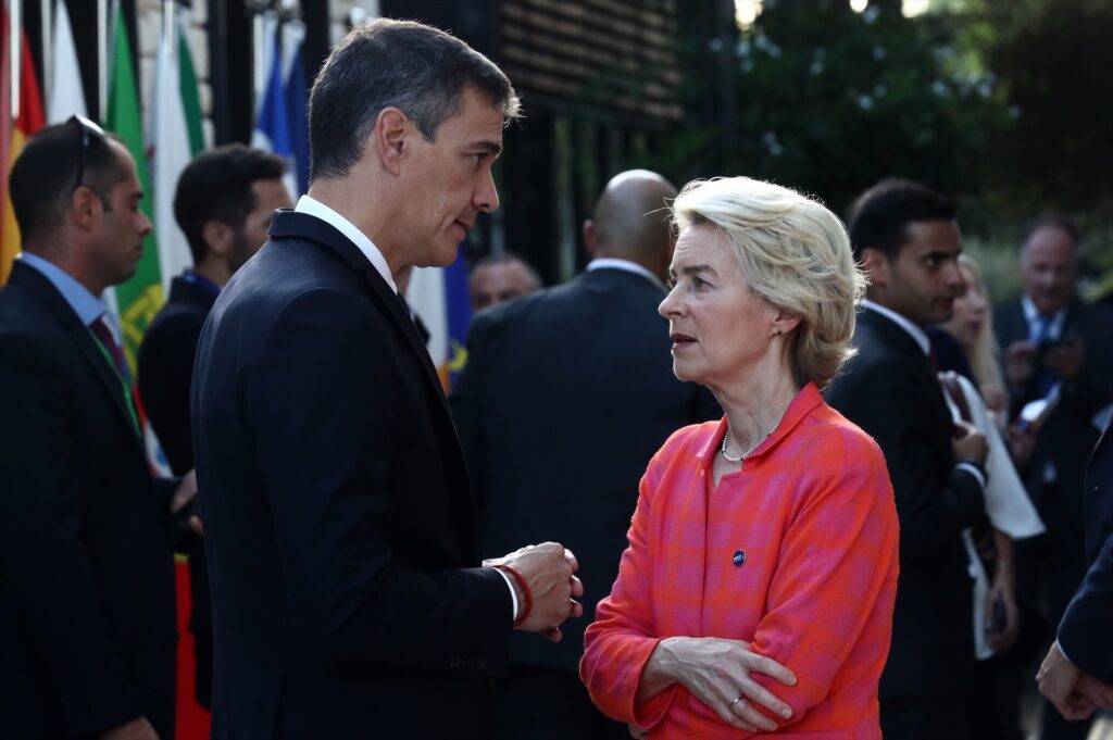 El presidente del Gobierno, Pedro Sánchez y la presidenta de la Comisión Europea, Ursula Von der Leyen, durante la Cumbre del MED9 | MONCLOA.