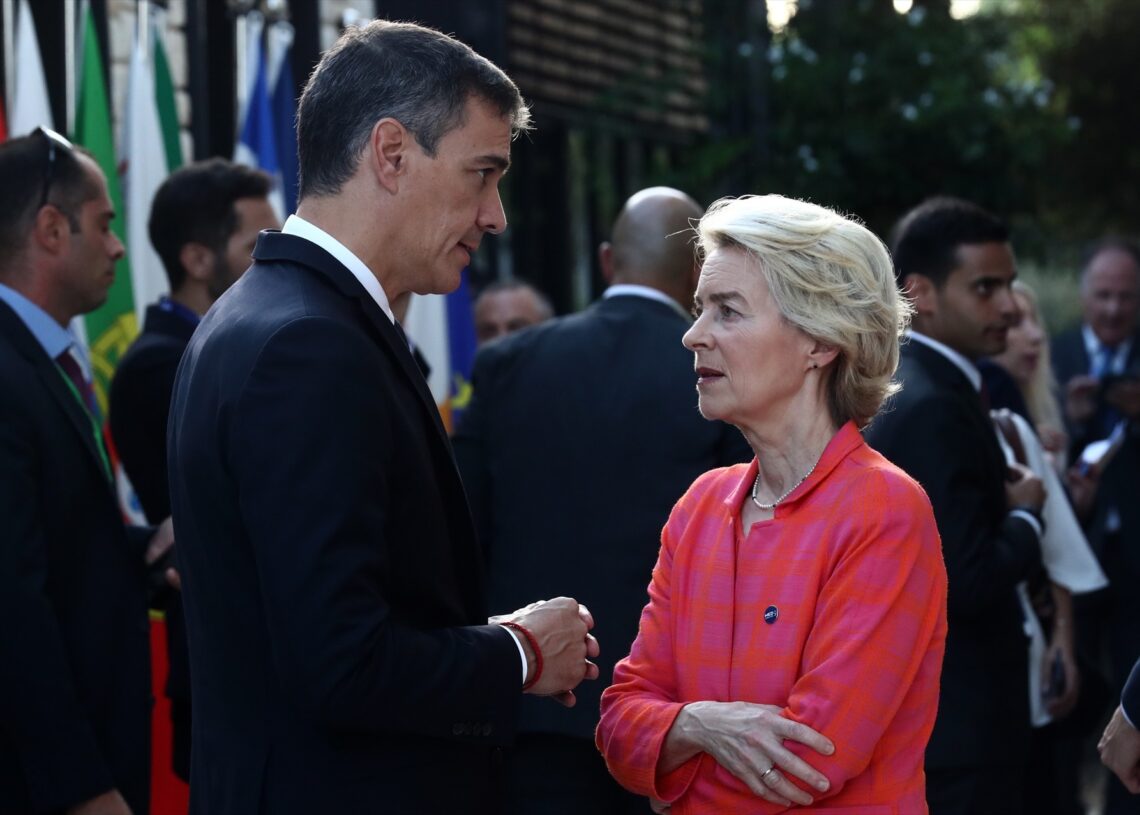 El presidente del Gobierno, Pedro Sánchez y la presidenta de la Comisión Europea, Ursula Von der Leyen, durante la Cumbre del MED9 | MONCLOA.
