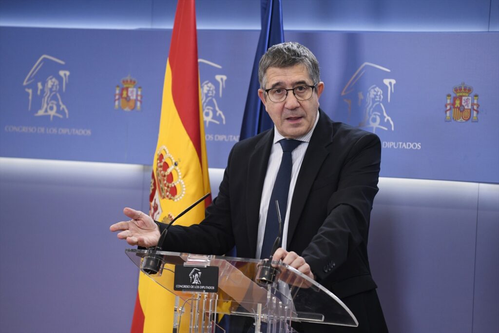 El portavoz del PSOE en el Gobierno, Patxi López, durante una rueda posterior a la reunión de la Junta de Portavoces | FERNANDO SÁNCHEZ (EUROPA PRESS).
