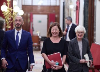 El vicepresidente primero de la Mesa del Congreso de los Diputados, Alfonso Rodríguez Gómez de Celis; la presidenta del Congreso, Francina Armengol y la secretaria segunda de la Mesa del Congreso, Isaura Leal, a su llegada a la Mesa del Congreso, en el Congreso de los Diputados, a 22 de octubre de 2024, en Madrid (España).

Jesús Hellín / Europa Press