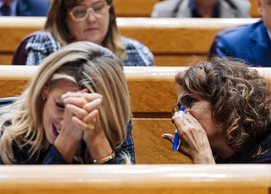 La vicepresidente y ministra de Trabajo y economía Social, Yolanda Díaz (i), y la vicepresidenta y ministra de Hacienda, María Jesús Montero (d), durante una sesión plenaria, en el Senado, a 22 de octubre de 2024, en Madrid | Carlos Luján / Europa Press