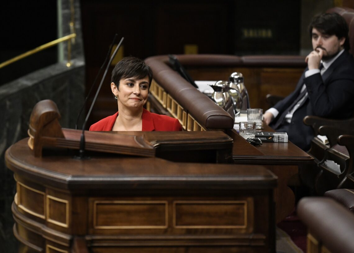La ministra de Vivienda, Isabel Rodríguez, interviene durante una sesión plenaria en el Congreso de los Diputados, a 23 de octubre de 2024, en Madrid | Fernando Sánchez / Europa Press