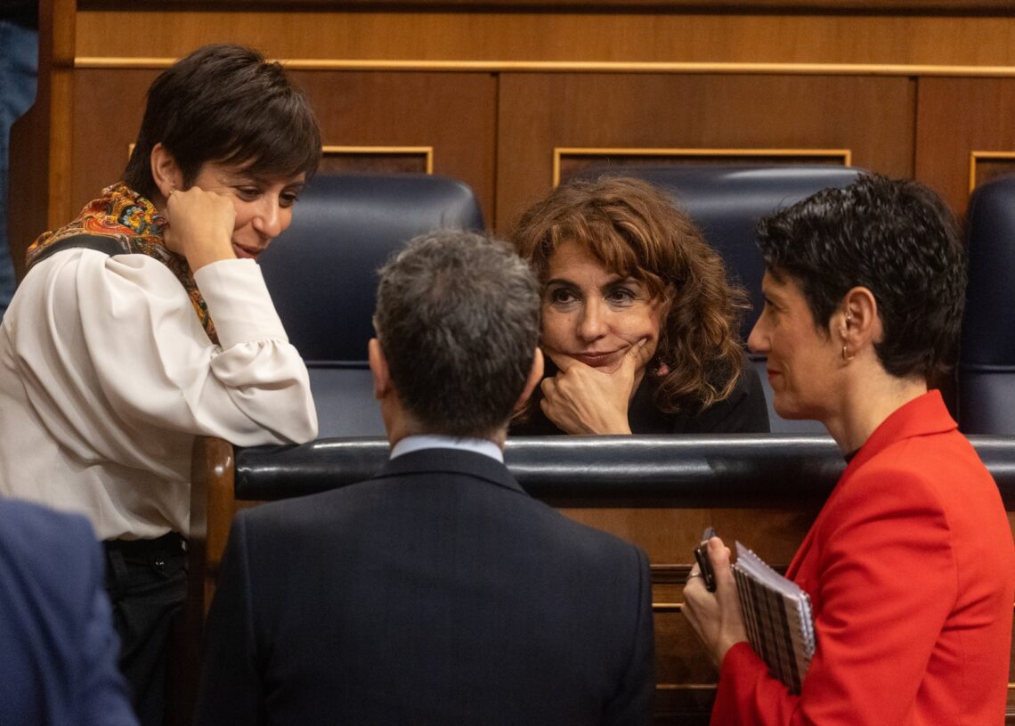 (I-D) La ministra de Vivienda, Isabel Rodríguez; el ministro de la Presidencia, Relaciones con las Cortes y Justicia, Félix Bolaños, la vicepresidenta primera y ministra de Hacienda, María Jesús Montero y la ministra de Inclusión, Seguridad Social y Migraciones, Elma Saiz, durante una sesión de control al Gobierno, en el Congreso de los Diputados, a 30 de octubre de 2024, en Madrid | Eduardo Parra / Europa Press
