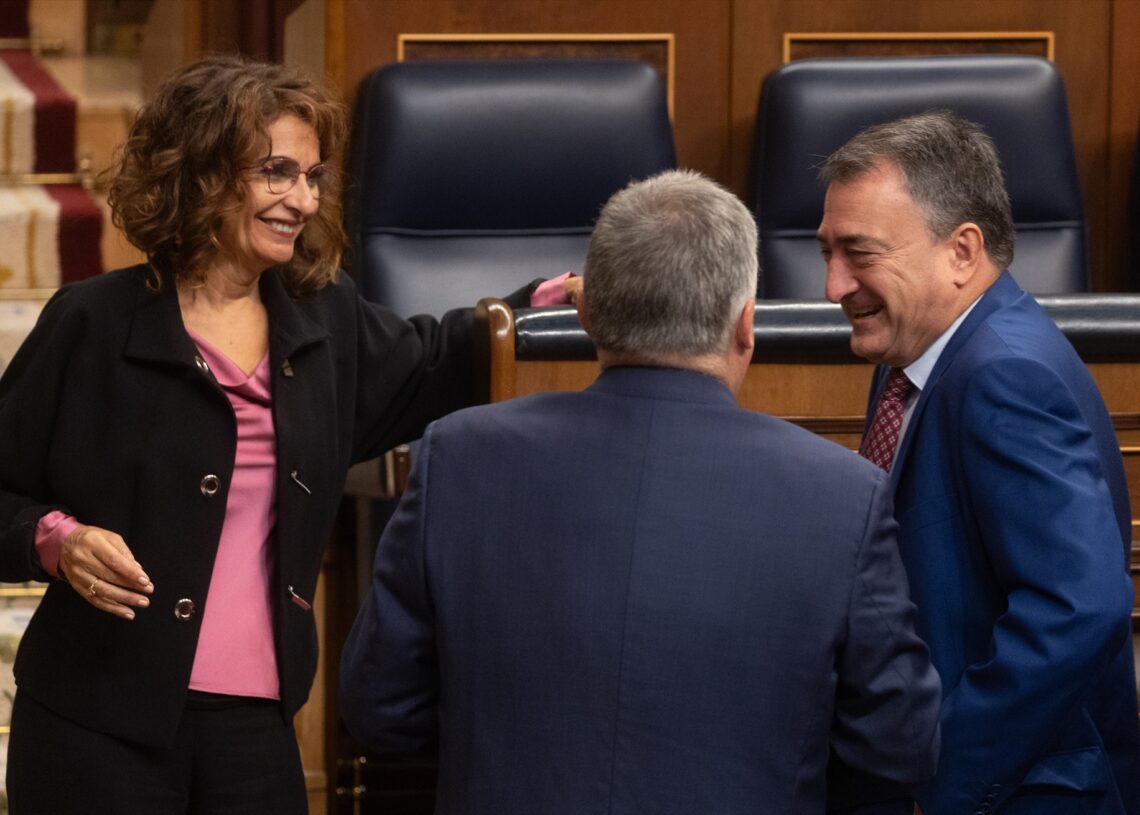 La vicepresidenta de Hacienda, María Jesús Montero y el portavoz del PNV, Aitor Esteban (d), conversan durante una sesión plenaria, en el Congreso de los Diputados, a 30 de octubre de 2024, en Madrid |Eduardo Parra / Europa Press