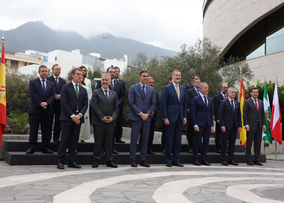 Imagen de archivo. Los presidentes autonómicos, el del Gobierno y SM el Rey posan a su llegada al Museo Arqueológico Benahoarita para la foto de familia de la XXVI Conferencia de Presidentes, el 13 de marzo de 2022, en Los Llanos de Aridane, La Palma | JESÚS HELLÍN (EUROPA PRESS)