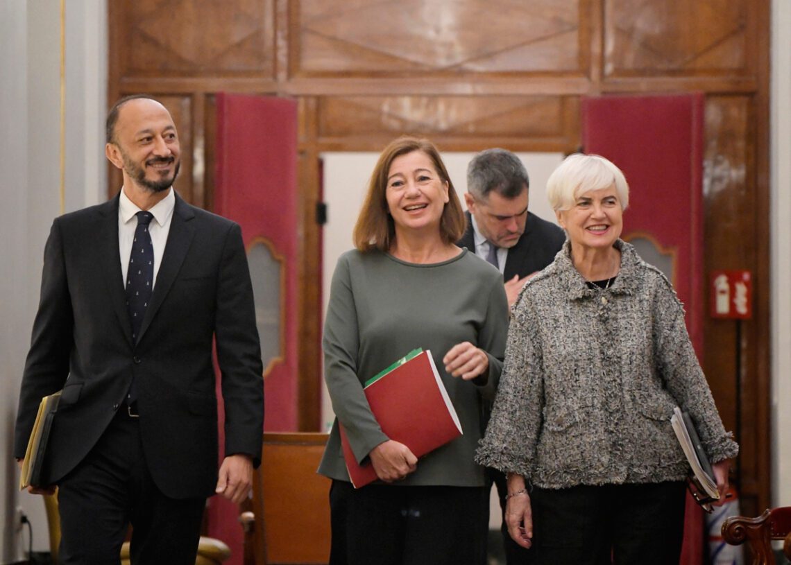 De izquierda a derecha, el vicepresidente primero del Congreso, Alfonso Rodríguez Gómez de Celis; la presidenta del Congreso, Francina Armengol y la secretaria segunda del Congreso, Isaura Leal, a su llegada a la reunión de la  Mesa del Congreso, el 15 de octubre de 2024 | FERNANDO SÁNCHEZ (EUROPA PRESS)