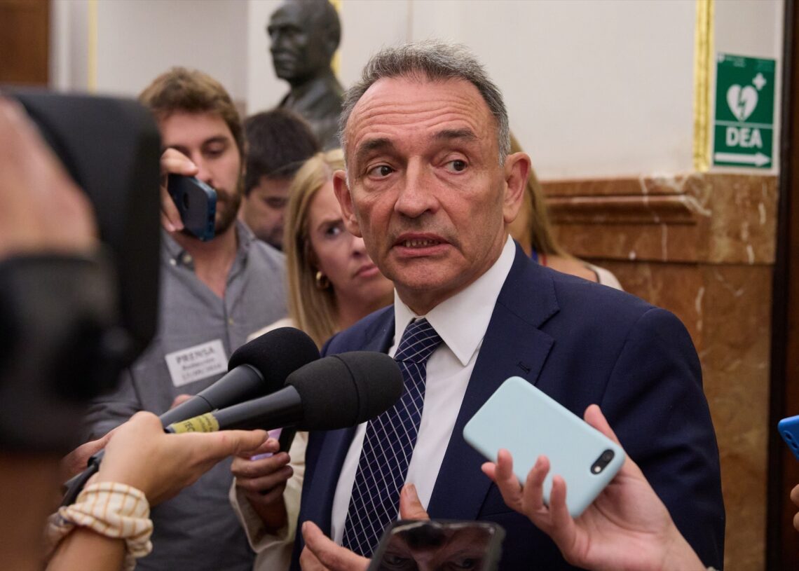 El diputado de Sumar y ponente de su grupo de la sobre PLO de antecedes penales Enrique Santiago atiende a los medios de comunicación durante la sesión plenaria en el Congreso del 17 de septiembre de 2024, cuando se aprobó la iniciativa en la Cámara Baja | JESÚS HELLÍN (EUROPA PRESS)