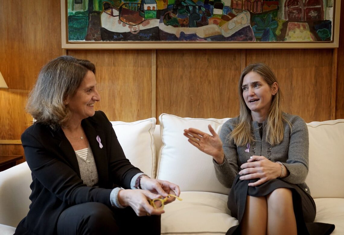 La hasta ahora vicepresidenta para la Transición Ecológica, Teresa Ribera, y su sucesora, Sara Aagesen, en un momento del traspaso de cartera en el Ministerio, a 25 de noviembre de 2025 | MINISTERIO DE TRANSICIÓN ECOLÓGICA