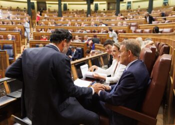 El líder del PP, Alberto Núñez Feijóo, charla desde su escaño con Guillermo Mariscal, Cuca Gamarra y Carlos Rojas | EDUARDO PARRA (EUROPA PRESS).