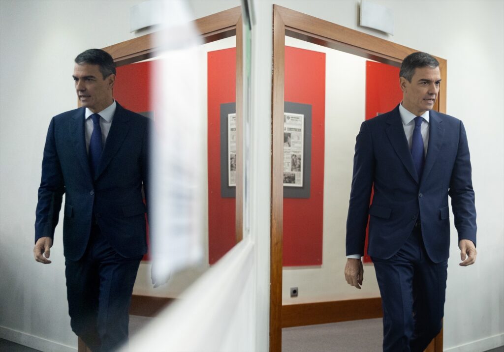 El presidente del Gobierno, Pedro Sánchez, llega a una rueda de prensa posterior a la reunión del Consejo de Ministros, en el Palacio de La Moncloa | EDUARDO PARRA (EUROPA PRESS).