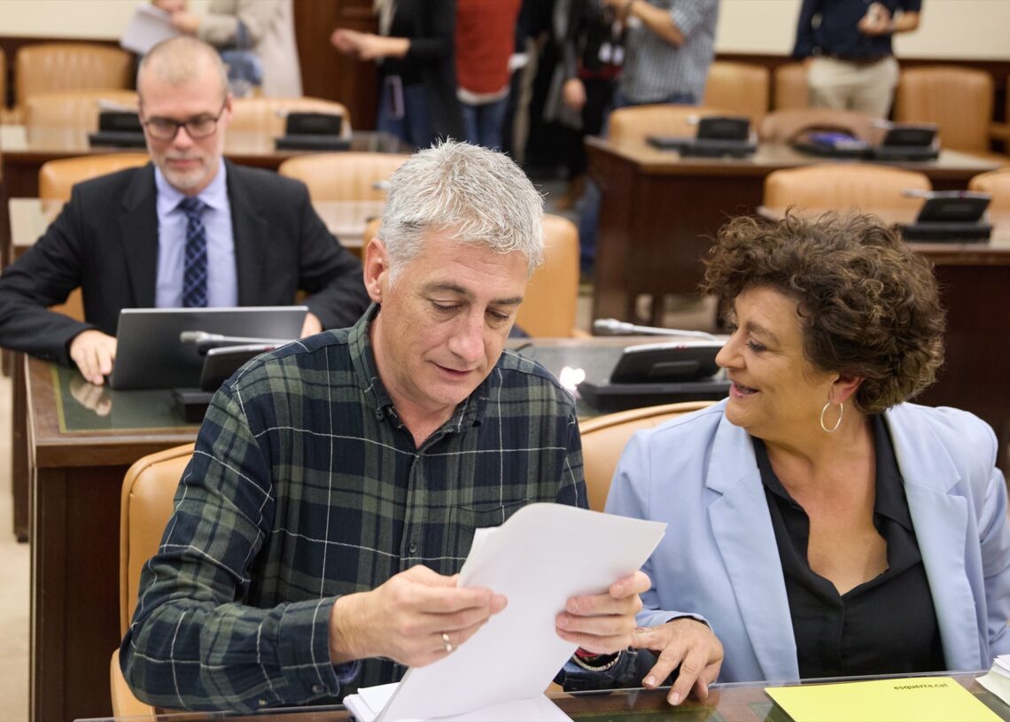 El portavoz presupuestario de EH-Bildu, Oskar Matute, y la portavoz de ERC, Pilar Vallugera, durante la Comisión de Hacienda y Función Pública, en el Congreso de los Diputados, a 18 de noviembre de 2024, en Madrid | Jesús Hellín / Europa Press