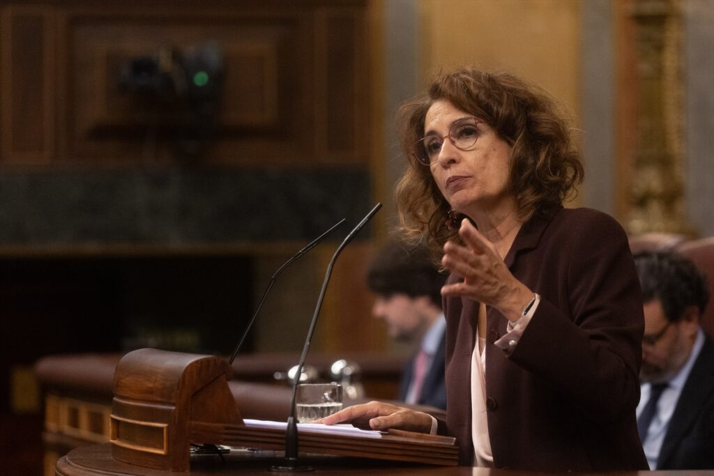 La vicepresidenta primera y ministra de Hacienda, María Jesús Montero, interviene durante una sesión plenaria en el Congreso de los Diputados | EDUARDO PARRA (EUROPA PRESS).
