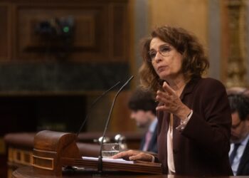 La vicepresidenta primera y ministra de Hacienda, María Jesús Montero, interviene durante una sesión plenaria en el Congreso de los Diputados | EDUARDO PARRA (EUROPA PRESS).