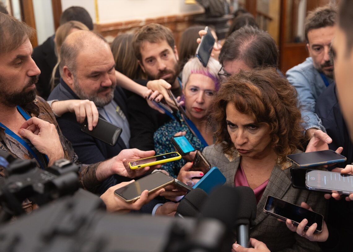 La vicepresidenta de Hacienda, María Jesús Montero, atiende a los medios en el Congreso de los Diputados, a 21 de noviembre de 2024, en Madrid | Eduardo Parra / Europa Press