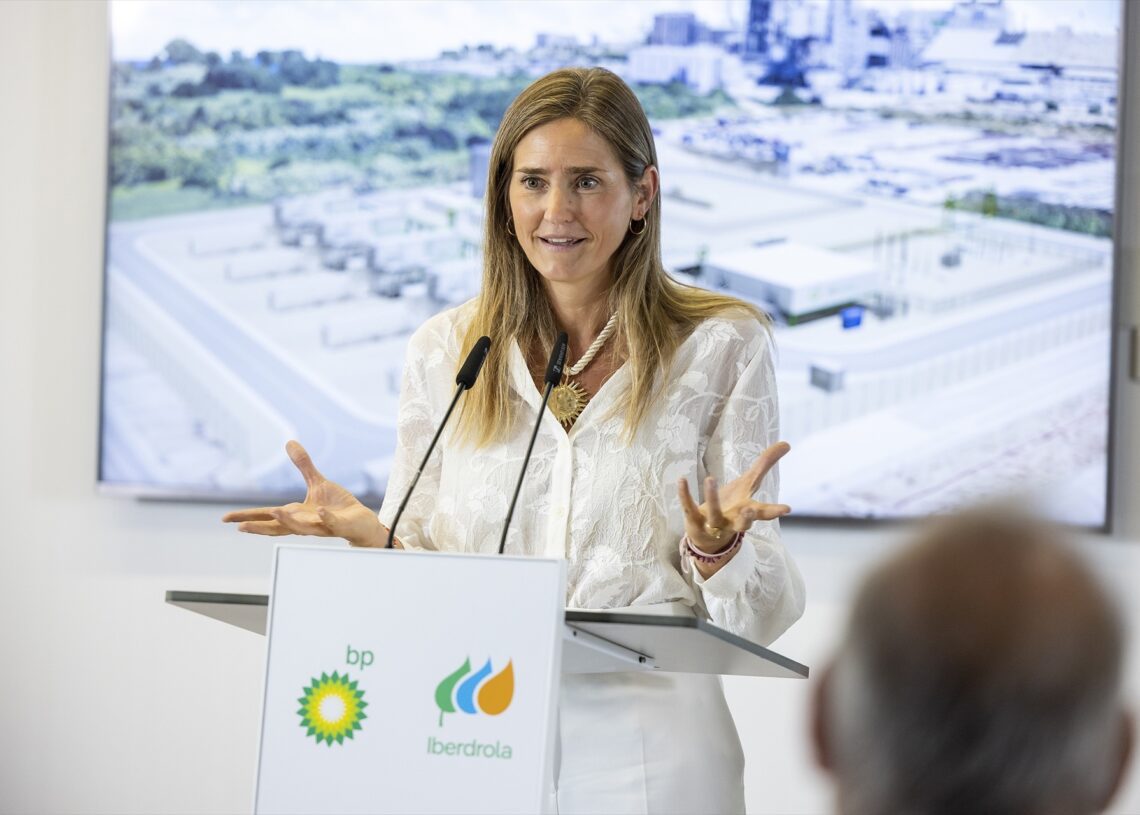 La nueva ministra de Transición Ecológica y el Reto Demográfico, Sara Aagesen, en la presentación del proyecto de hidrógeno renovable que se construirá en la refinería de BP en Castellón, el pasado septiembre | CARME RIPOLLÉS (EUROPA PRESS)