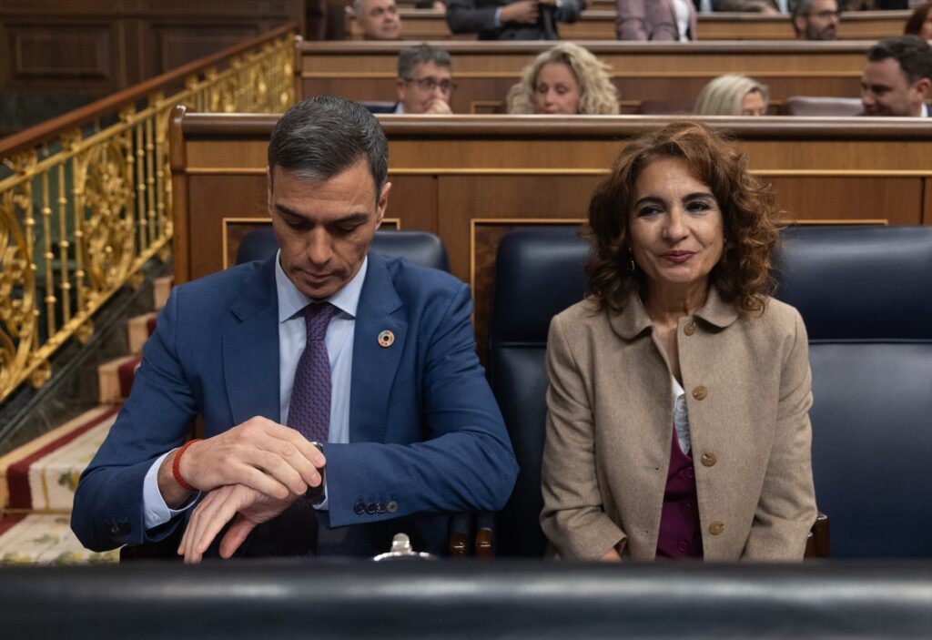 El presidente del Gobierno, Pedro Sánchez y la vicepresidenta primera y ministra de Hacienda, María Jesús Montero, durante una sesión plenaria, en el Congreso de los Diputados | EDUARDO PARRA (EUROPA PRESS).