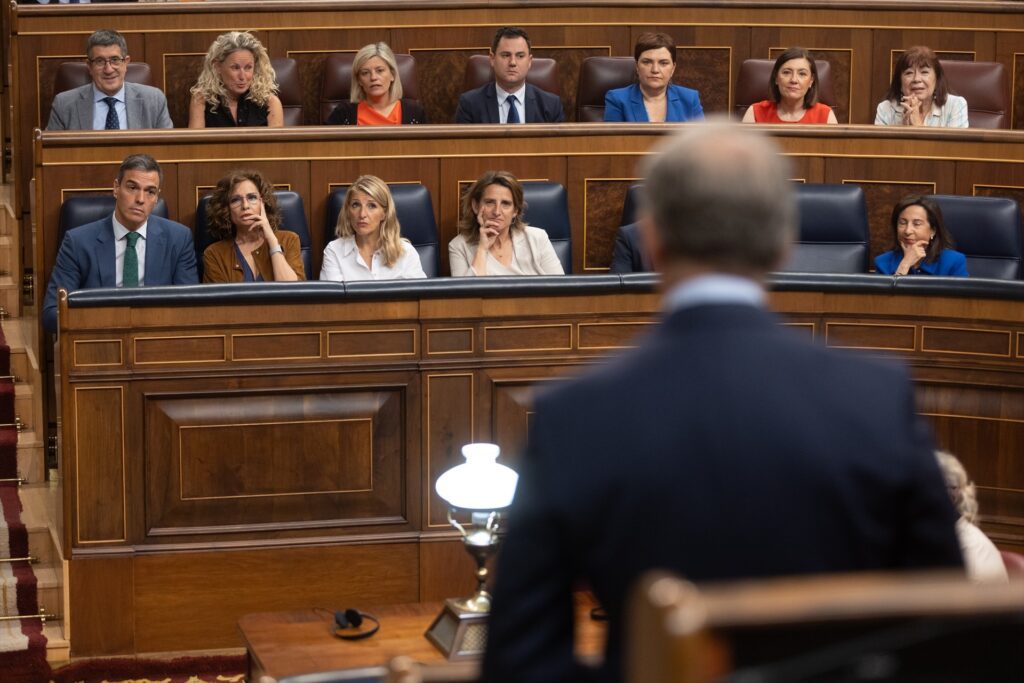 Imagen del presidente del Gobierno, Pedro Sánchez, mientras interviene el líder de la oposición, Alberto Núñez Feijóo, en el Congreso de los Diputados | EDUARDO PARRA (EUROPA PRESS).