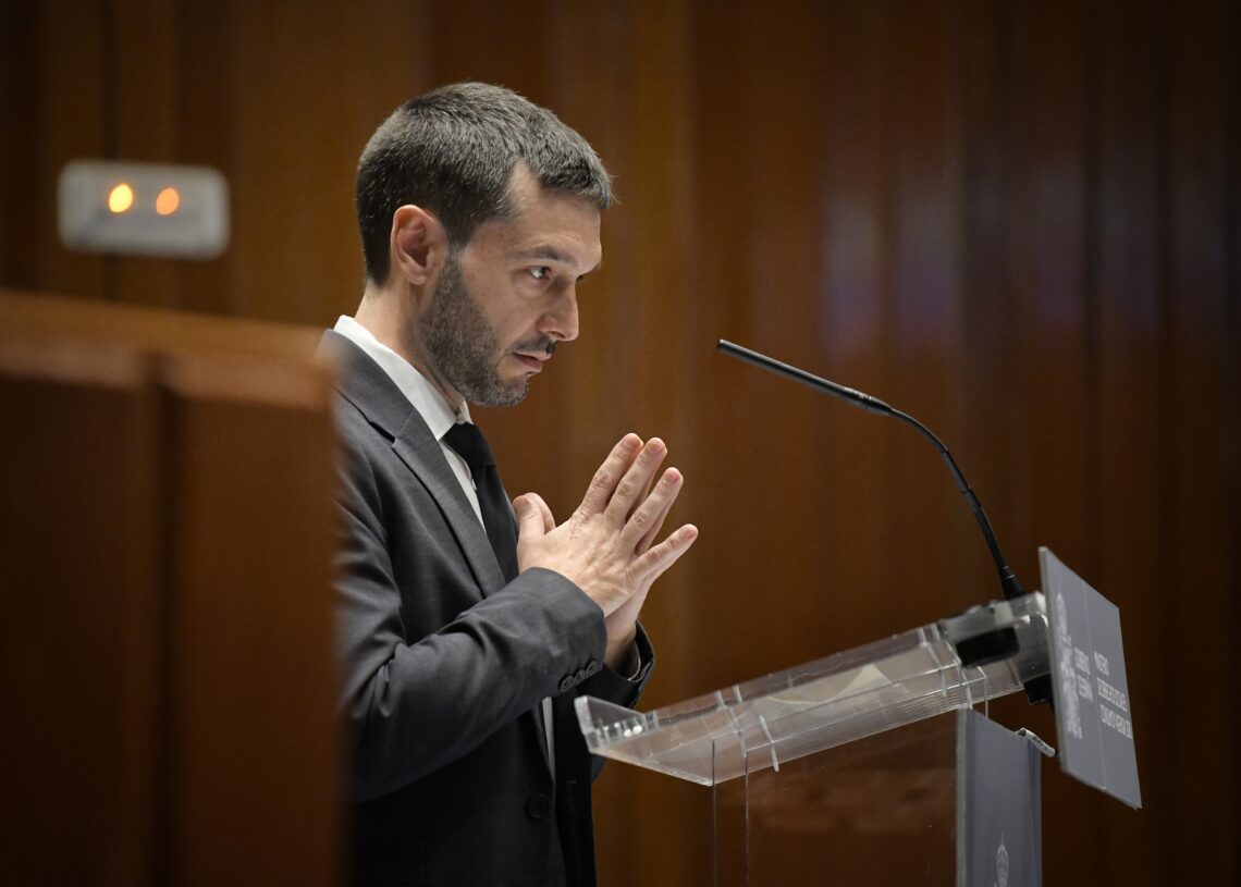 El ministro de Derechos Sociales, Agenda 2030 y Consumo, Pablo Bustinduy, interviene durante el acto de toma de posesión del Secretario General de Consumo y Juego, y la directora del Gabinete del Ministro de Derechos Sociales, Consumo y Agenda 2030, en la sede del Ministerio, a 30 de septiembre de 2024, en Madrid (España).

Fernando Sánchez / Europa Press