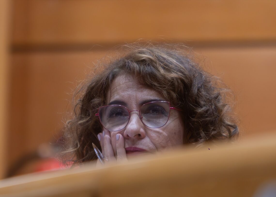 (Foto de ARCHIVO)
La vicepresidenta de Hacienda, María Jesús Montero, comparece en la Comisión de Investigación por el ‘caso Koldo’, en el Senado, a 26 de noviembre de 2024, en Madrid | Ricardo Rubio / Europa Press