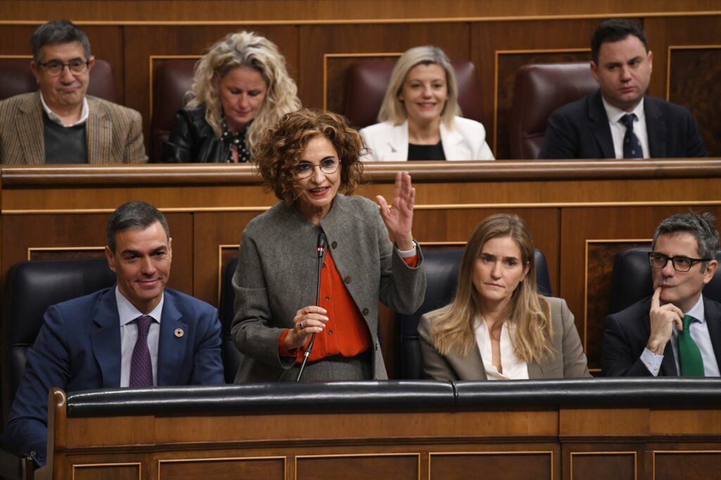 La vicepresidenta primera y ministra de Hacienda, María Jesús Montero, interviene durante una sesión de control al Gobierno en el Congreso de los Diputados | FERNANDO SÁNCHEZ (EUROPA PRESS).