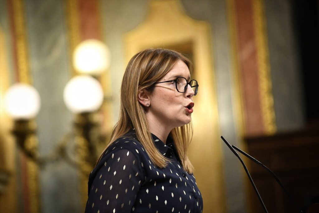 La diputada socialista, Isabel Iniesta, durante una sesión plenaria en el Congreso de los Diputados, a 17 de diciembre de 2024, en Madrid (España) | FERNANDO SÁNCHEZ (EUROPA PRESS).