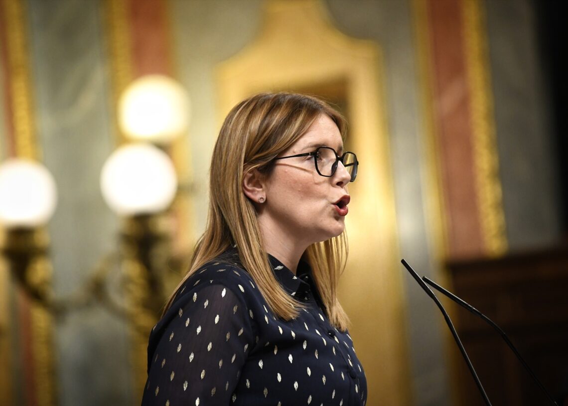La diputada socialista, Isabel Iniesta, durante una sesión plenaria en el Congreso de los Diputados, a 17 de diciembre de 2024, en Madrid (España) | FERNANDO SÁNCHEZ (EUROPA PRESS).