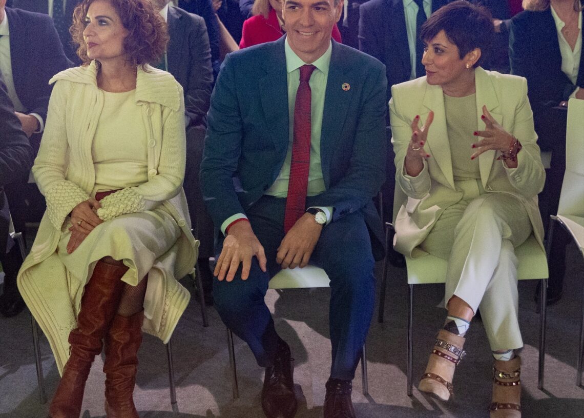 (I-D) La vicepresidenta de Hacienda, María Jesús Montero, el presidente del Gobierno, Pedro Sánchez y la ministra de Vivienda y Agenda Urbana, Isabel Rodríguez, durante el foro 'Vivienda, quinto pilar del Estado del Bienestar', organizado por el Ministerio de Vivienda y Agenda Urbana, en el Museo del Ferrocarril, a 13 de enero de 2025, en Madrid | Eduardo Parra / Europa Press