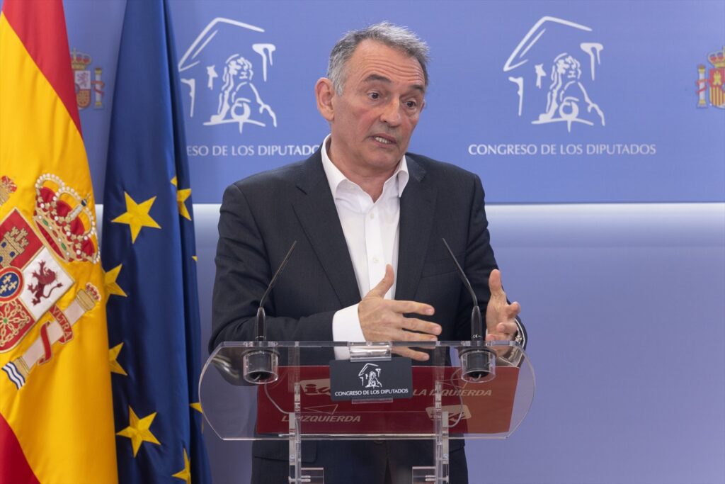 El portavoz de Sumar en la Comisión de Interior del Congreso, Enrique Santiago, durante una rueda de prensa, en el Congreso de los Diputados | EDUARDO PARRA (EUROPA PRESS).