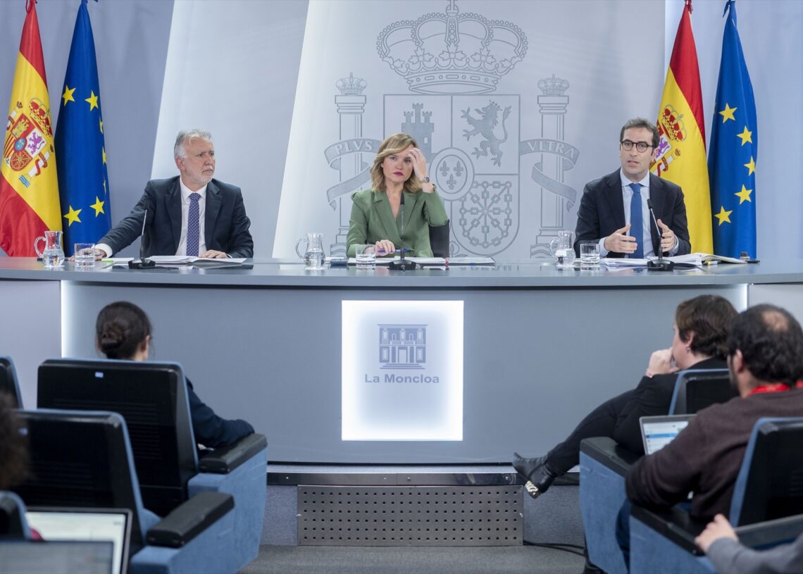 De izquierda a derecha, el ministro de Política Territorial y Memoria Democrática, Ángel Víctor Torres; la ministra Portavoz, Pilar Alegría y el ministro de Economía, Comercio y Empresa, Carlos Cuerpo, durante la rueda de prensa posterior al Consejo de Ministros | ALBERTO ORTEGA (EUROPA PRESS)