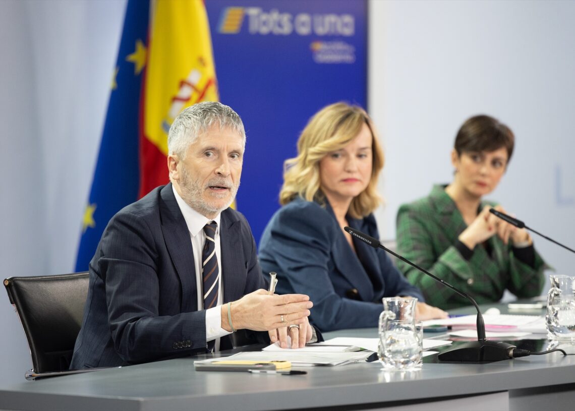 El ministro del Interior, Fernando Grande Marlaska; la ministra de Educación y Portavoz del Gobierno, Pilar Alegría, y la ministra de Vivienda y Agenda Urbana, Isabel Rodríguez, durante la rueda de prensa posterior a la reunión del Consejo de Ministros, del 14 de enero de 2025 | EDUARDO PARRA (EUROPA PRESS)