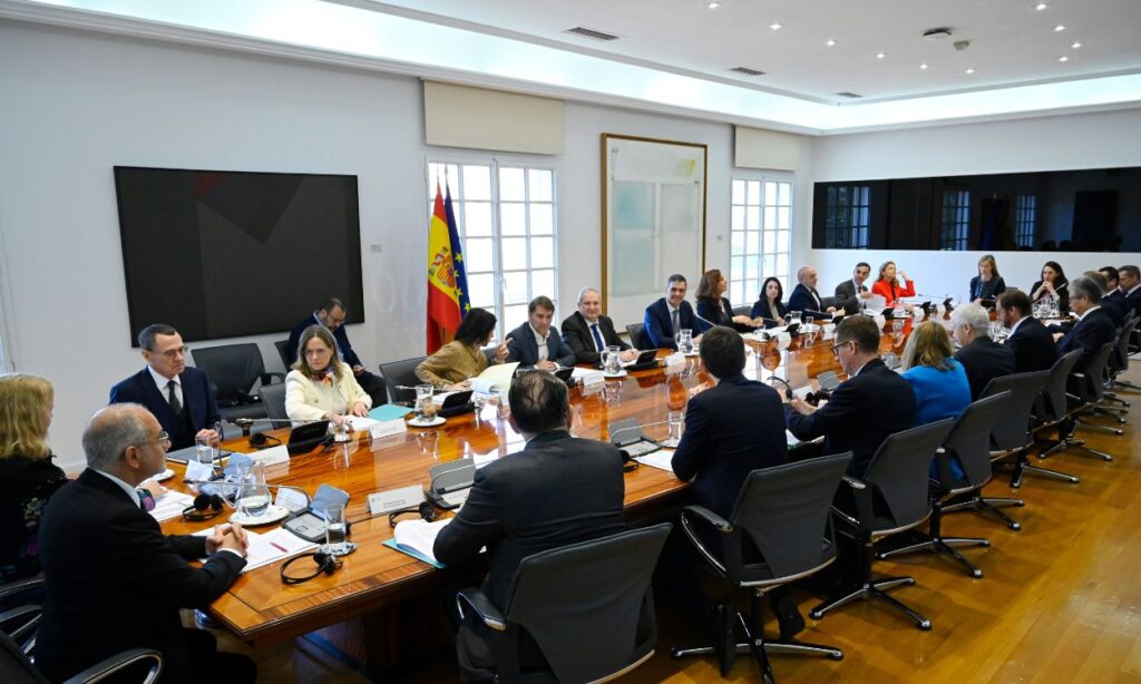 Imagen de la reunión celebrada en Moncloa entre el Gobierno, con el presidente Pedro Sánchez al frente, y los CEO de la industria farmacéutica | MONCLOA.
