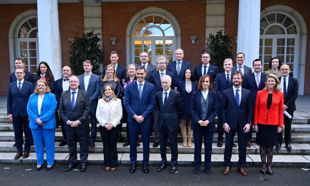 Imagen de la reunión en Moncloa entre el Gobierno y la industria farmacéutica, encabezada por el presidente Pedro Sánchez | MONCLOA.
