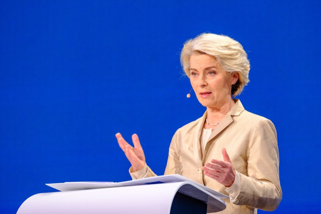 Imagen de archivo de la presidenta de la Comisión Europea, Ursula Von der Leyen, durante una comparecencia ante los medios en el Parlamento Europeo | EPP GROUP.