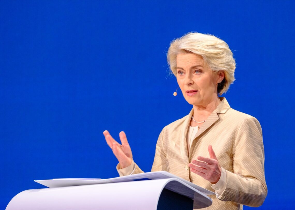 Imagen de archivo de la presidenta de la Comisión Europea, Ursula Von der Leyen, durante una comparecencia ante los medios en el Parlamento Europeo | EPP GROUP.