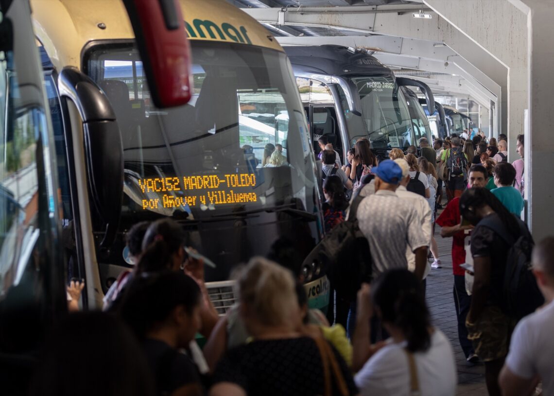 Varias personas hacen cola para subir a un bus en la estación de autobuses de Méndez Álvaro, Madrid Sur, a 12 de julio de 2024, en Madrid | Eduardo Parra / Europa Press