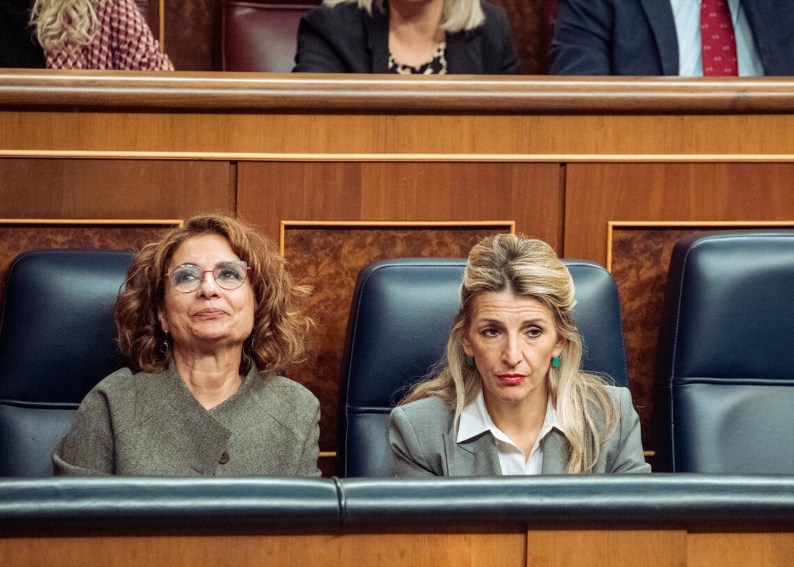 La vicepresidenta de Hacienda, María Jesús Montero (i) y  la vicepresidenta de Trabajo, Yolanda Díaz (d), durante una sesión plenaria extraordinaria, en el Congreso de los Diputados, a 22 de enero de 2025, en Madrid | Gabriel Luengas / Europa Press