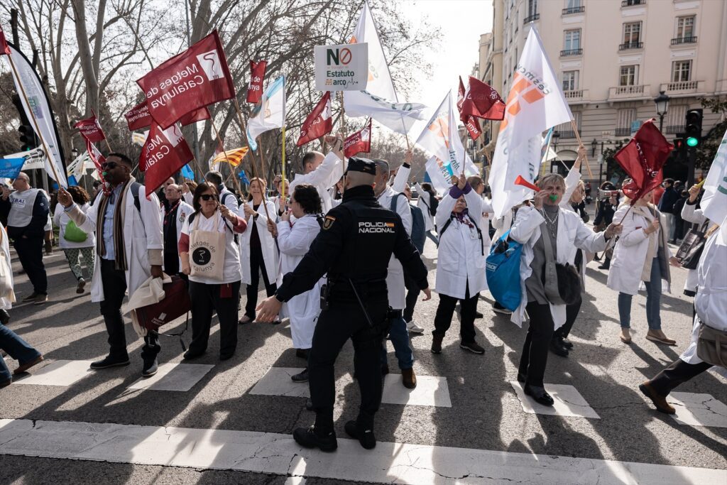 Imagen de archivo de decenas de personas durante una concentración de los sindicatos médicos frente al Ministerio de Sanidad | Diego Radamés (Europa Press).